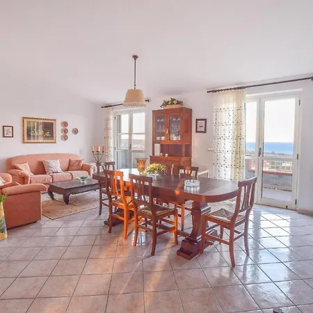 Beautiful In With 2 Bedrooms And Wifi דירה