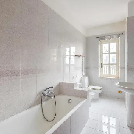 Beautiful In With 2 Bedrooms And Wifi דירה *